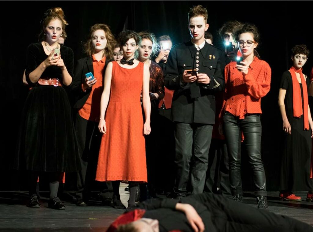 Photo groupe élève atelier théâtre en milieu scolaire