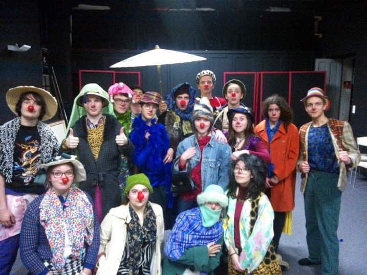 Photo groupe d'amateurs atelier théâtre en Vendée et Loire Atlantique