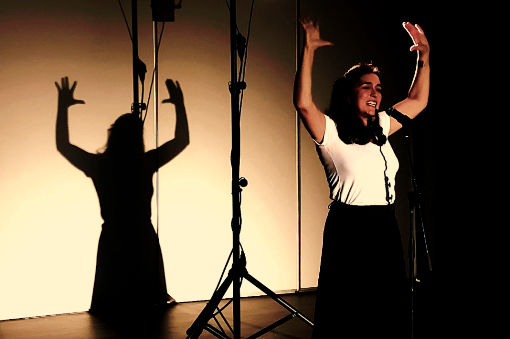 Anne Rauturier interprète Le doux parfum des temps à venir, spectacle musique et poésie