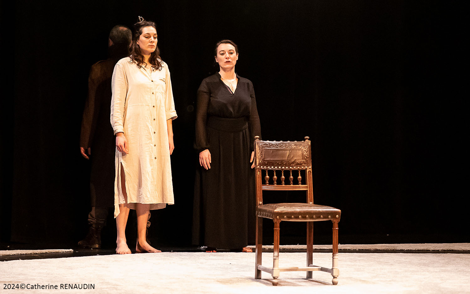 Mélusine Fradet et Margot Mornet - Ismène et Antigone - adaptation du mythe d'Antigone théâtre par Karl Brochoire