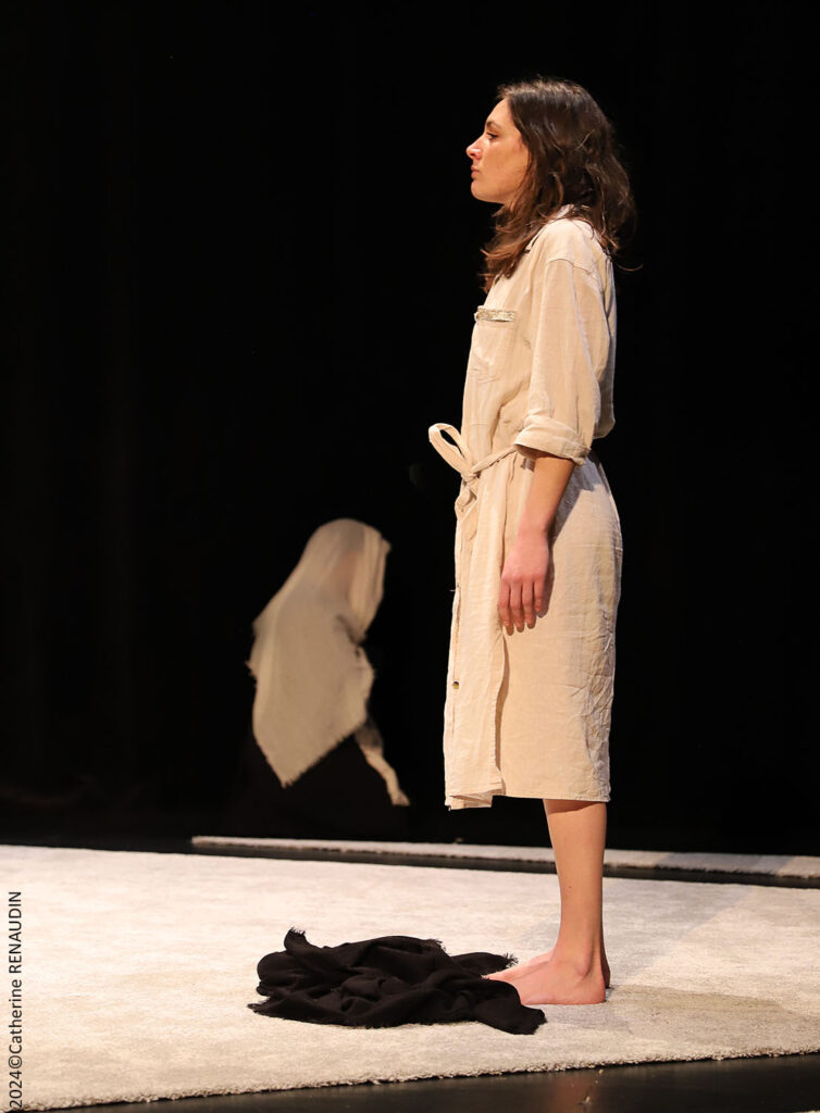 Photo Margot Mornet est Antigone - Spectacle Karl Brochoire