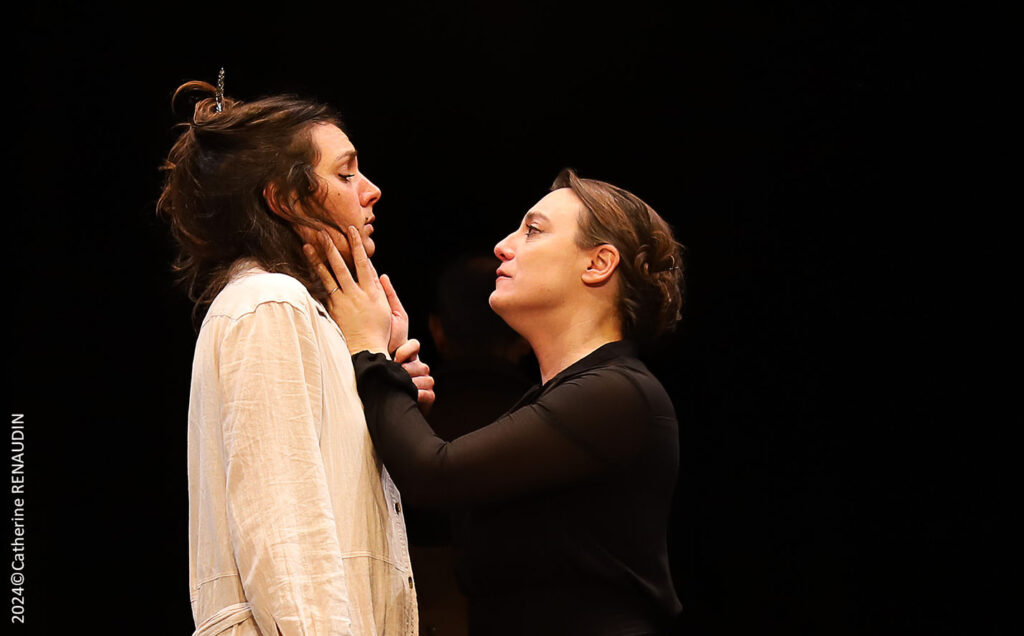 Mélusine Fradet et Margot Mornet - Ismène et Antigone - adaptation du mythe photo